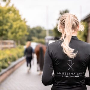 Angelina Spix analysiert ein Pferd in der Ganganalyse
