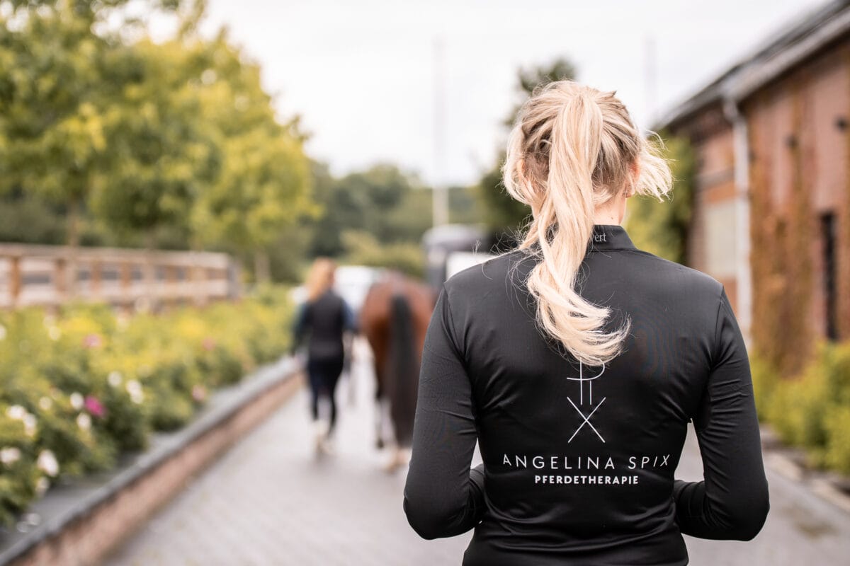 Angelina Spix analysiert ein Pferd in der Ganganalyse