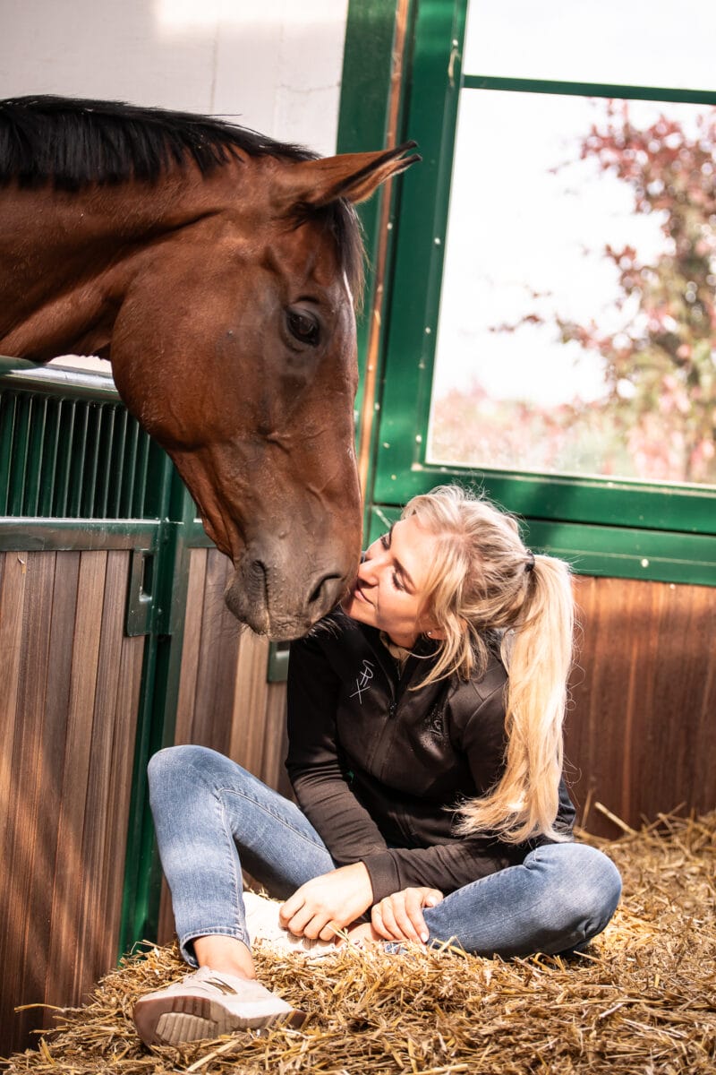 Angelina Spix - Pferdetherapie im Stall mit Pferd